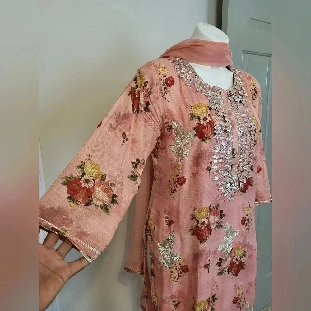 Pakistan Made In India Embroidered/Sequins Floral Top with Sheer Wrap Scarf(S) - Picture 9 of 12